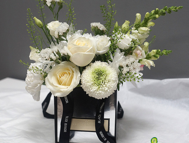 Handbag with White Flowers "Perfection" photo